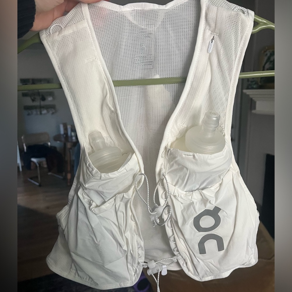 ON 5L Ultra Running Vest (size unisex L)